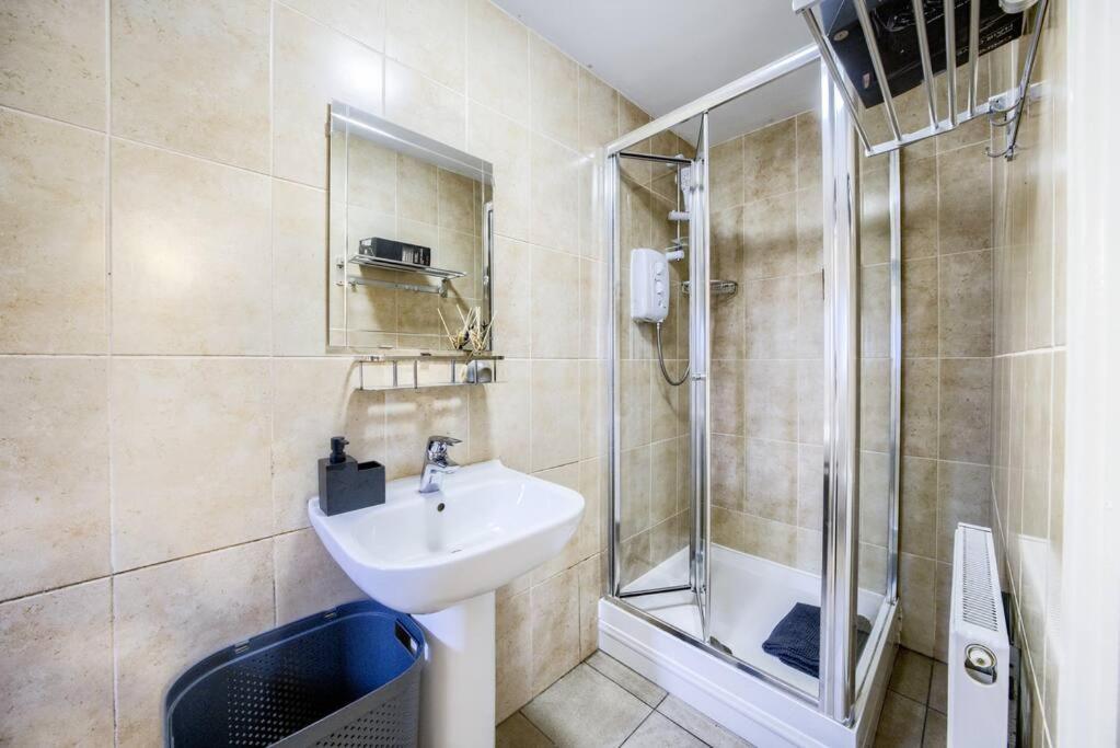 Low Rate For A 4-Bedroom House In Coventry With Free Unlimited Wi-Fi 2 Car Parking 53 Qmc 외부 사진
