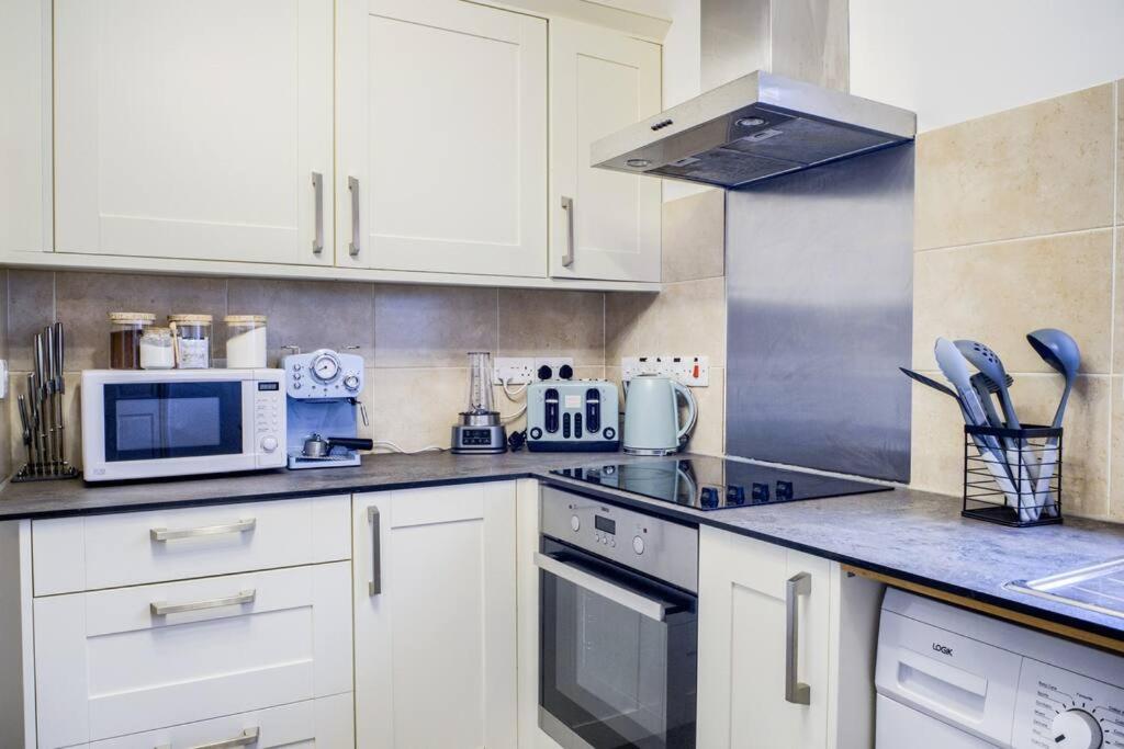 Low Rate For A 4-Bedroom House In Coventry With Free Unlimited Wi-Fi 2 Car Parking 53 Qmc 외부 사진