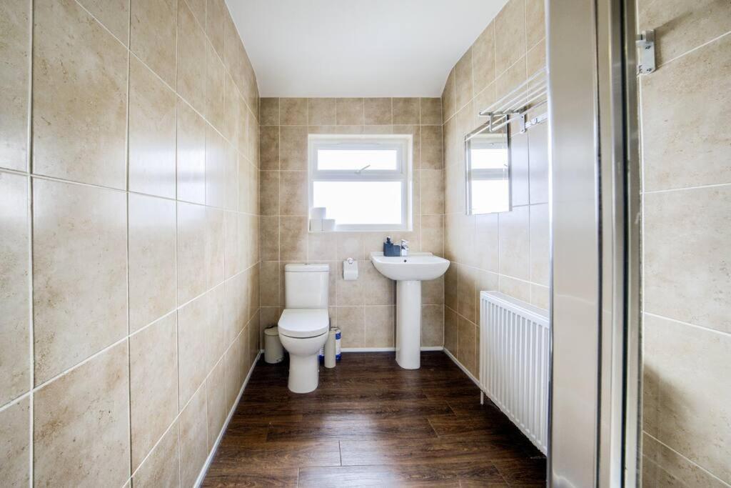 Low Rate For A 4-Bedroom House In Coventry With Free Unlimited Wi-Fi 2 Car Parking 53 Qmc 외부 사진